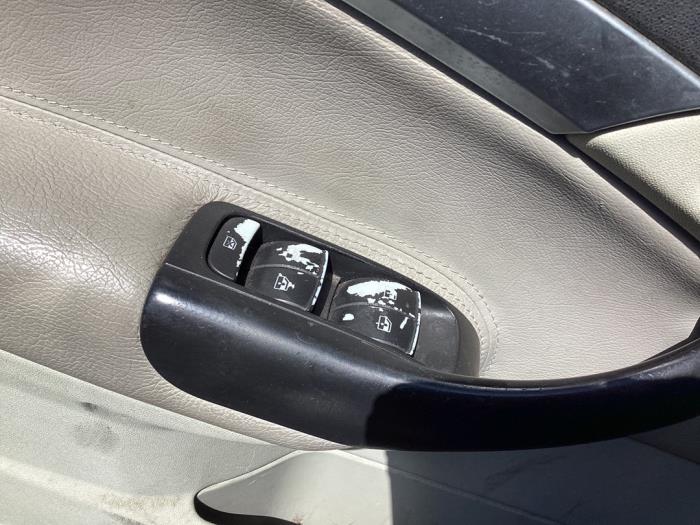 Usados Interruptor de ventanilla eléctrica Saab 9-3 II Sport Sedan (YS3F) 1.8t 16V Precio € 40,00 Norma de margen ofrecido por Gebr Opdam B.V.