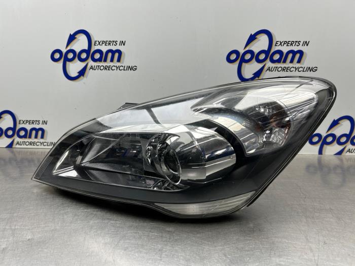 Używane Reflektor lewy Kia Cee'd Sporty Wagon (EDF) 1.4 16V Cena € 100,00 Procedura marży oferowane przez Gebr Opdam B.V.