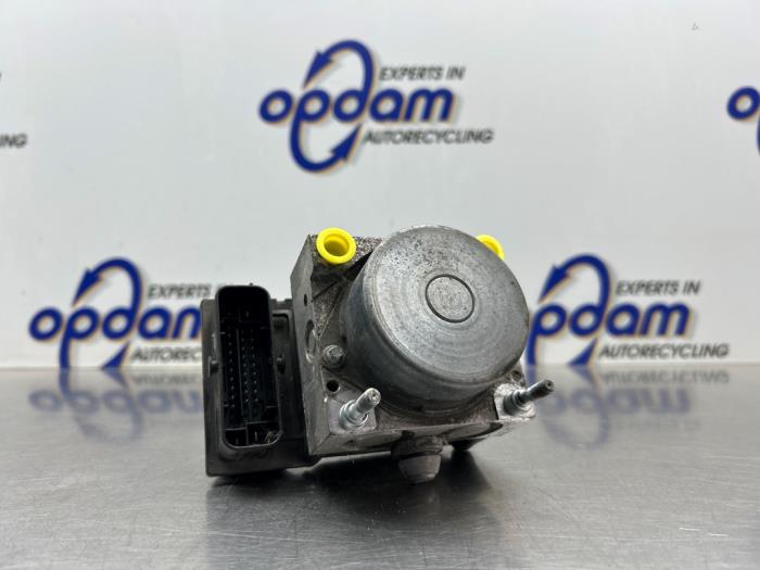 Usagé Bloc ABS Opel Corsa D 1.4 16V Twinport Prix € 300,00 Règlement à la marge proposé par Gebr Opdam B.V.