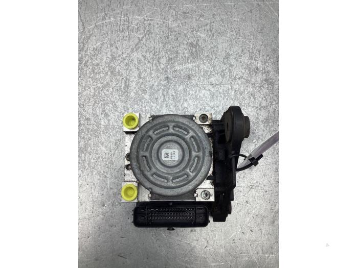 Używane Pompa ABS Volkswagen Golf VII (AUA) 1.2 TSI 16V Cena € 150,00 Procedura marży oferowane przez Gebr Opdam B.V.