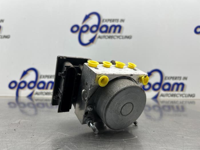 Usagé Pompe ABS Renault Clio III (BR/CR) 1.2 16V TCe 100 Prix € 75,00 Règlement à la marge proposé par Gebr Opdam B.V.