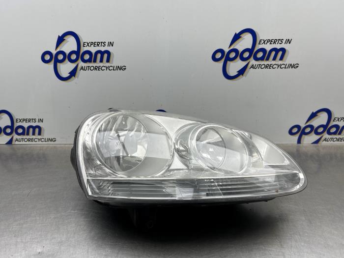 Używane Reflektor prawy Volkswagen Golf V (1K1) 1.6 FSI 16V Cena € 75,00 Procedura marży oferowane przez Gebr Opdam B.V.