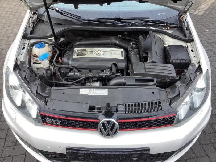 Motor van een Volkswagen Golf VI (5K1) 2.0 GTI 16V 2012