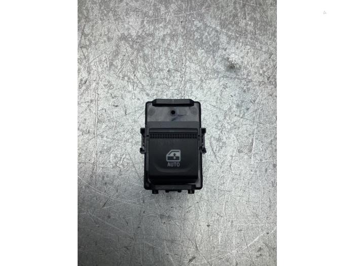 Usados Interruptor de ventanilla eléctrica Renault Clio V (RJAB) 1.0 TCe 90 12V Precio € 15,00 Norma de margen ofrecido por Gebr Opdam B.V.