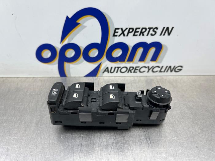 Usados Interruptor de ventanilla eléctrica Citroen C3 (SC) 1.6 HDi 92 Precio € 50,00 Norma de margen ofrecido por Gebr Opdam B.V.