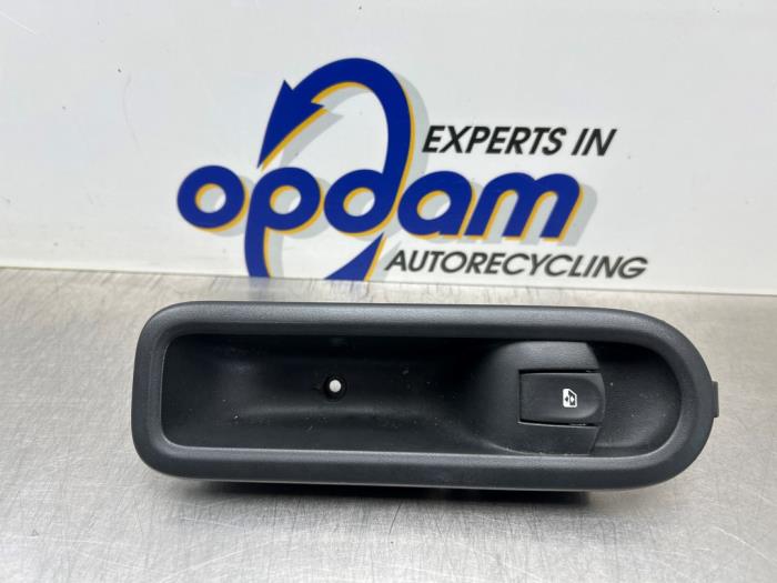 Usados Interruptor de ventanilla eléctrica Renault Twingo II (CN) 1.2 16V Precio € 15,00 Norma de margen ofrecido por Gebr Opdam B.V.