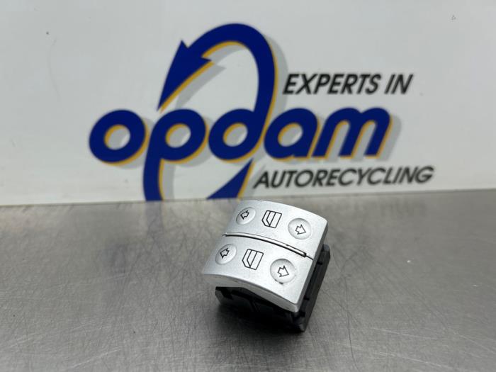 Usados Interruptor de ventanilla eléctrica Mercedes SLK (R171) 1.8 200 K 16V Precio € 80,00 Norma de margen ofrecido por Gebr Opdam B.V.