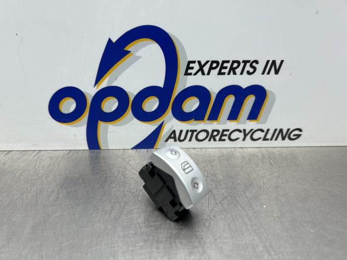 Usados Interruptor de ventanilla eléctrica Mercedes SLK (R171) 1.8 200 K 16V Precio € 35,00 Norma de margen ofrecido por Gebr Opdam B.V.