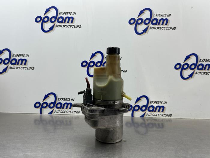 Usagé Pompe de direction Volvo V50 (MW) 1.8 16V Flexifuel Prix € 100,00 Règlement à la marge proposé par Gebr Opdam B.V.