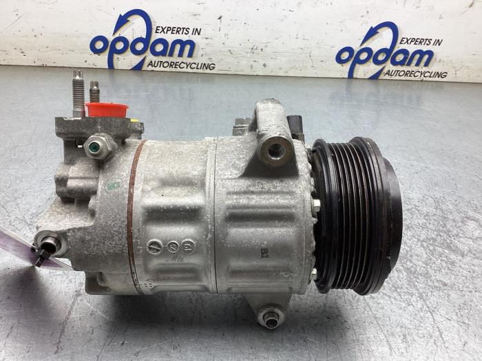 Usagé Pompe clim Ford Focus 4 Wagon 1.0 Ti-VCT EcoBoost 12V 125 Prix € 150,00 Règlement à la marge proposé par Gebr Opdam B.V.