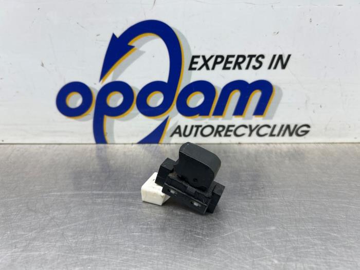 Usados Interruptor de ventanilla eléctrica Nissan Pixo (D31S) 1.0 12V Precio € 20,00 Norma de margen ofrecido por Gebr Opdam B.V.