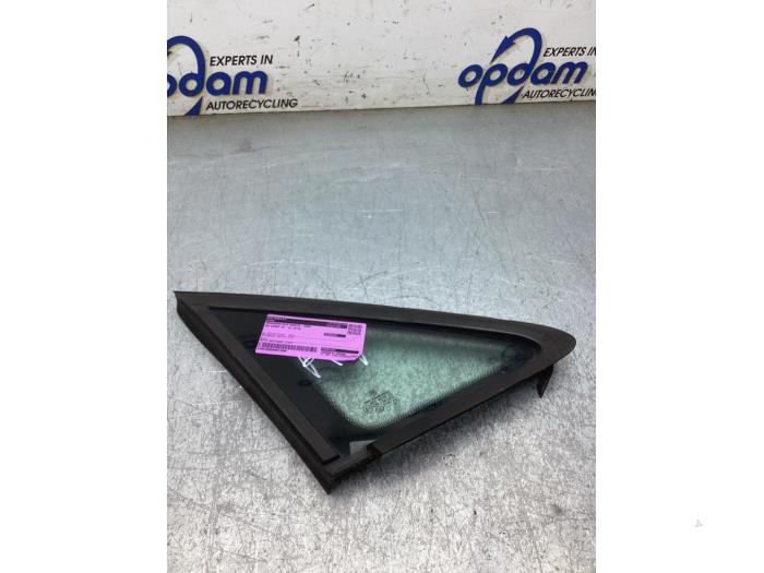 Usados Ventanilla triangular derecha delante Volkswagen Caddy III (2KA,2KH,2CA,2CH) 1.6 TDI 16V Precio € 40,00 Norma de margen ofrecido por Gebr Opdam B.V.