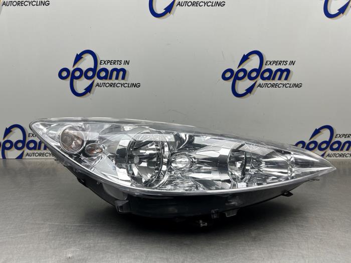Używane Reflektor prawy Peugeot 308 (4A/C) 1.6 VTI 16V Cena € 75,00 Procedura marży oferowane przez Gebr Opdam B.V.
