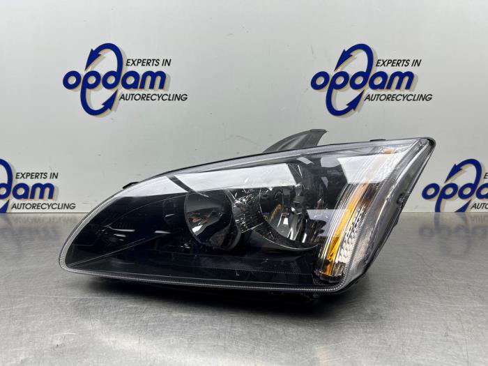 Używane Reflektor lewy Ford Focus 2 Wagon 2.0 16V Cena € 50,00 Procedura marży oferowane przez Gebr Opdam B.V.