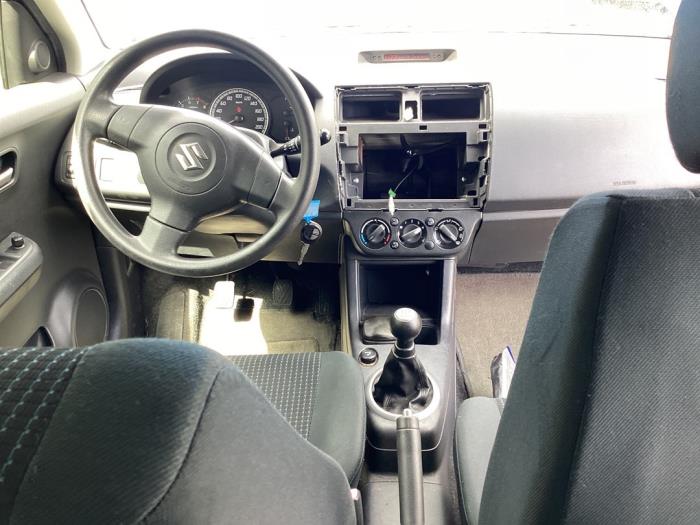 Innerdisplay Suzuki Swift (ZA/ZC/ZD1/2/3/9), 2005 / 2015 1.3 VVT 16V, Halvkombi (Hatchback), Bensin, 1.328cc, 68kW (92pk), FWD, M13AVVT, 2005-02 / 2012-06, EZC11; MZA11; MZC11; NZA11; NZC11 (Begagnad)