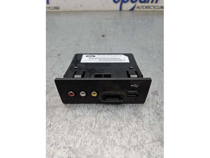 Używane Zlacze AUX/USB Ford C-Max (DXA) 2.0 16V Energi Cena € 20,00 Procedura marży oferowane przez Gebr Opdam B.V.