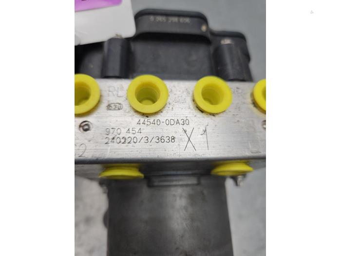 ABS Pumpe van een Toyota Yaris IV (P21/PA1/PH1) 1.5 12V Hybrid 115 2024
