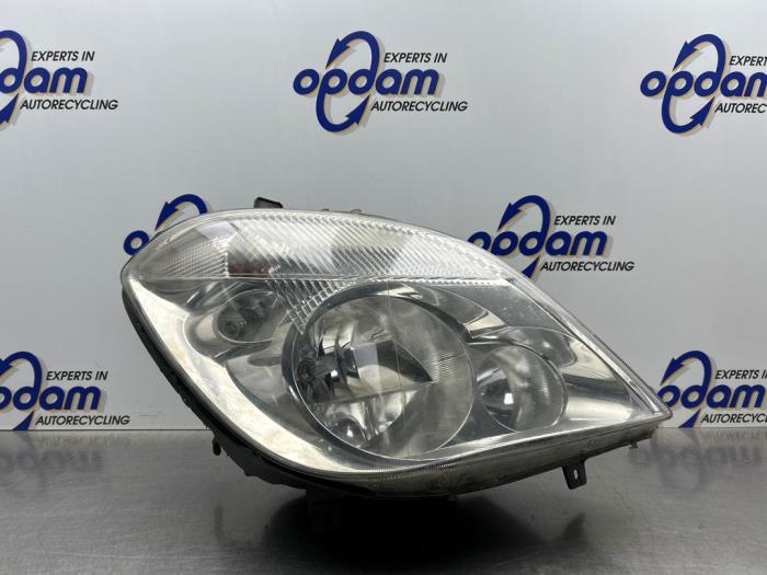 Używane Reflektor prawy Mercedes Sprinter 3t (906.61) 211 CDI 16V Cena € 108,90 Z VAT oferowane przez Gebr Opdam B.V.
