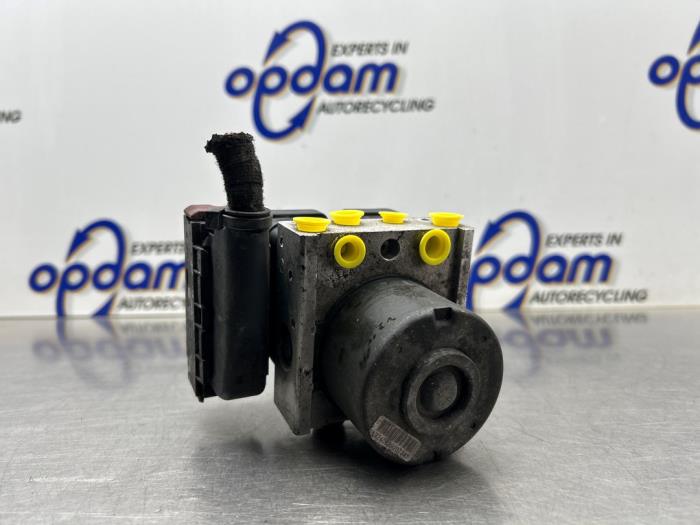 Używane Pompa ABS Opel Astra H (L48) 1.6 16V Twinport Cena € 150,00 Procedura marży oferowane przez Gebr Opdam B.V.