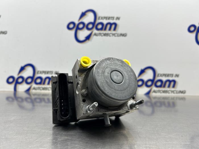 Używane Pompa ABS Opel Corsa D 1.4 16V Twinport Cena € 250,00 Procedura marży oferowane przez Gebr Opdam B.V.