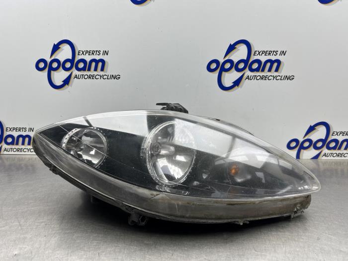 Używane Reflektor prawy Seat Leon (1P1) 2.0 FSI 16V Cena € 70,00 Procedura marży oferowane przez Gebr Opdam B.V.