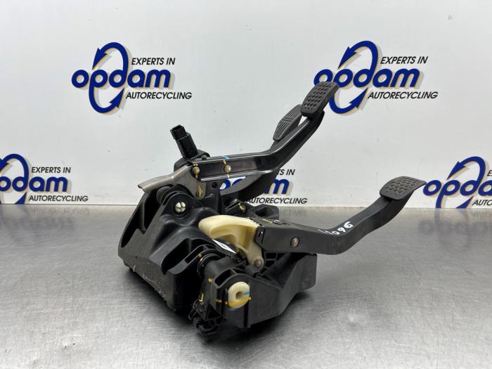 Używane Pedal hamulca Chevrolet Spark (M300) 1.0 16V Cena na żądanie oferowane przez Gebr Opdam B.V.