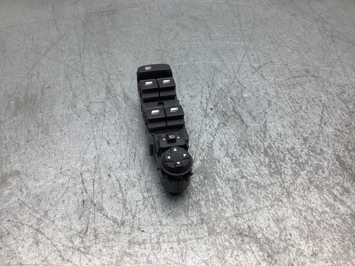 Usados Interruptor de ventanilla eléctrica Opel Corsa F (UB/UH/UP) 1.2 12V 75 Precio € 35,00 Norma de margen ofrecido por Gebr Opdam B.V.