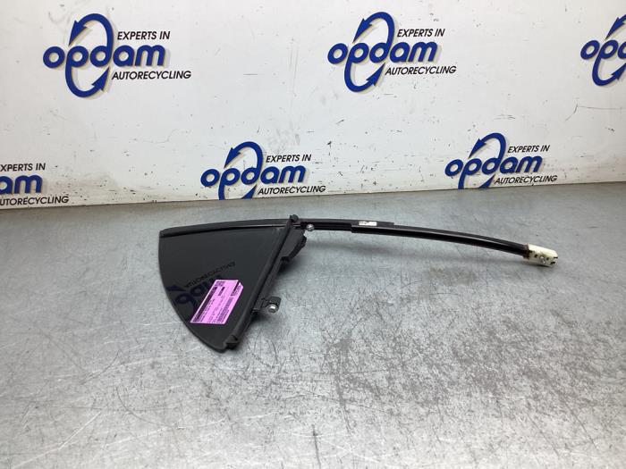 Usados Ventanilla triangular derecha detrás Mercedes CLA (118.3) 1.3 CLA-180 Turbo 16V Precio € 35,00 Norma de margen ofrecido por Gebr Opdam B.V.