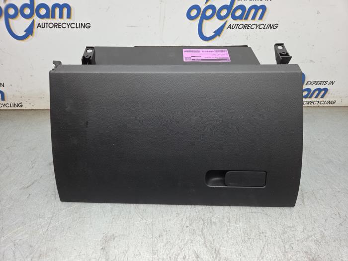 Begagnade Handskfack Mercedes CLA (118.3) 1.3 CLA-180 Turbo 16V Pris € 50,00 Marginaltabell erbjuds av Gebr Opdam B.V.