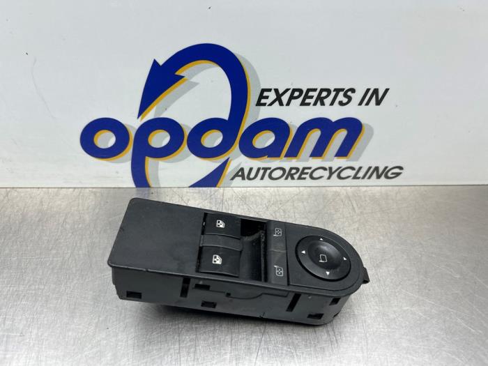 Usados Interruptor de ventanilla eléctrica Opel Zafira (M75) 1.8 16V Ecotec Precio € 40,00 Norma de margen ofrecido por Gebr Opdam B.V.