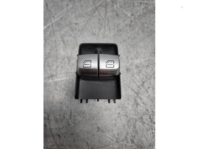Usados Interruptor de ventanilla eléctrica Mercedes Vito (447.6) 1.6 109 CDI 16V Precio € 50,00 Norma de margen ofrecido por Gebr Opdam B.V.