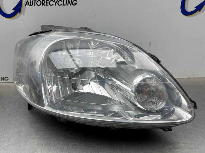 Używane Reflektor prawy Volkswagen Fox (5Z) 1.4 16V Cena € 50,00 Procedura marży oferowane przez Gebr Opdam B.V.