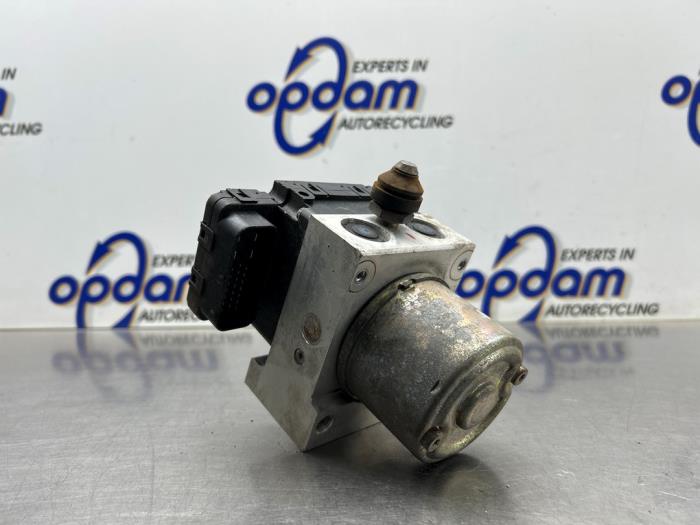 Begagnade ABS-pump Suzuki Alto (RF410) 1.1 16V Pris € 50,00 Marginaltabell erbjuds av Gebr Opdam B.V.