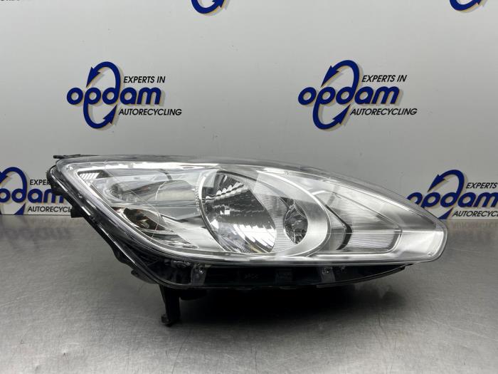 Używane Reflektor prawy Ford C-Max (DXA) 1.0 Ti-VCT EcoBoost 12V 100 Cena € 100,00 Procedura marży oferowane przez Gebr Opdam B.V.