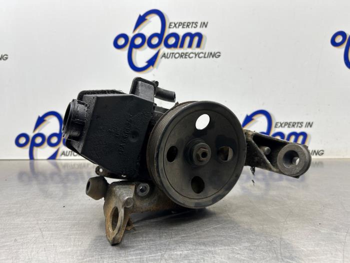 Usagé Pompe de direction Mercedes C (W203) 2.0 C-180 16V Prix € 75,00 Règlement à la marge proposé par Gebr Opdam B.V.