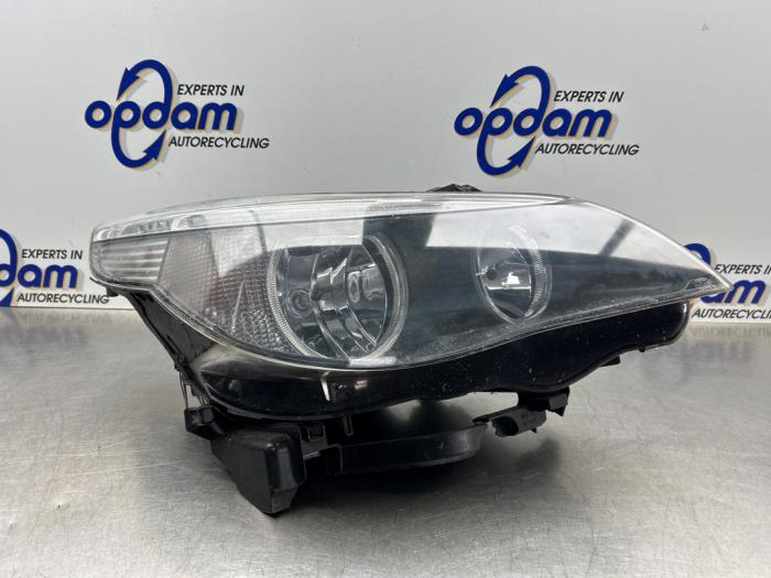 Używane Reflektor prawy BMW 5 serie Touring (E61) 525i 24V Cena € 125,00 Procedura marży oferowane przez Gebr Opdam B.V.