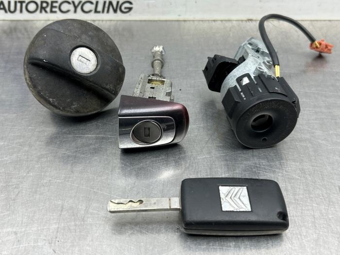 Hub lock