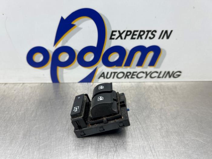 Usados Interruptor de ventanilla eléctrica Opel Combo 1.3 CDTI 16V ecoFlex Precio € 50,00 Norma de margen ofrecido por Gebr Opdam B.V.