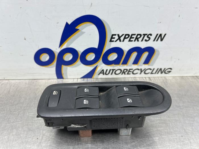 Usados Interruptor de ventanilla eléctrica Renault Grand Scénic II (JM) 2.0 16V Precio € 40,00 Norma de margen ofrecido por Gebr Opdam B.V.
