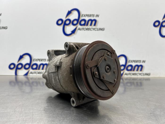 Usagé Pompe clim Renault Grand Scénic II (JM) 2.0 16V Prix € 75,00 Règlement à la marge proposé par Gebr Opdam B.V.