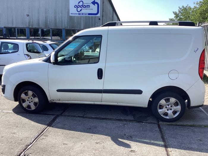 Używane Próg lewy Opel Combo 1.3 CDTI 16V ecoFlex Cena na żądanie oferowane przez Gebr Opdam B.V.