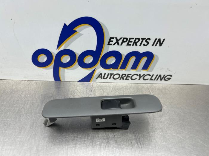 Usados Interruptor de ventanilla eléctrica Suzuki Alto (RF410) 1.1 16V Precio € 20,00 Norma de margen ofrecido por Gebr Opdam B.V.