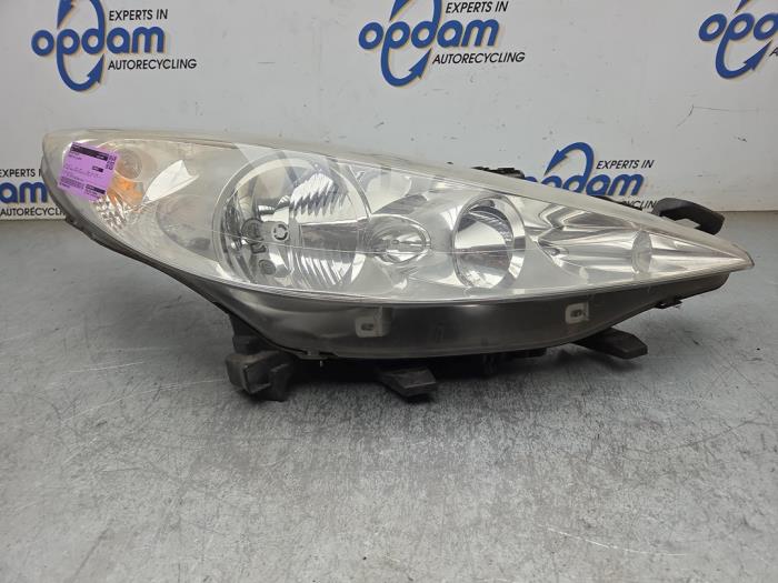 Używane Reflektor prawy Peugeot 207 SW (WE/WU) 1.4 16V Vti Cena € 45,00 Procedura marży oferowane przez Gebr Opdam B.V.