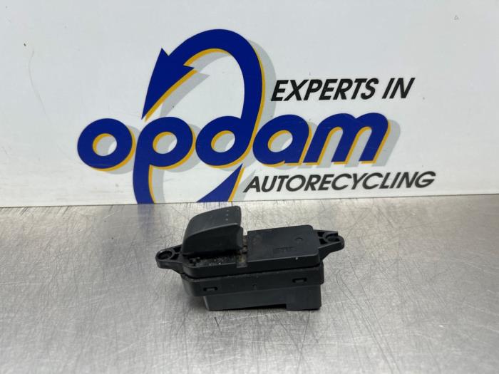 Usados Interruptor de ventanilla eléctrica Mazda 5 (CR19) 2.0i 16V Precio € 20,00 Norma de margen ofrecido por Gebr Opdam B.V.