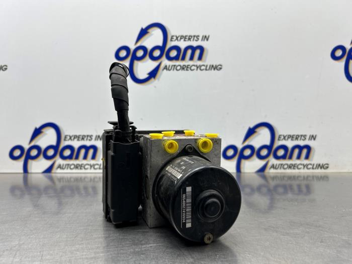 Usagé Bloc ABS Volkswagen Polo IV (9N1/2/3) 1.4 16V Prix € 125,00 Règlement à la marge proposé par Gebr Opdam B.V.