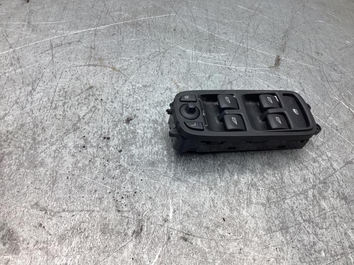 Usados Interruptor de ventanilla eléctrica Volvo XC60 I (DZ) 2.0 T5 16V Precio € 60,00 Norma de margen ofrecido por Gebr Opdam B.V.