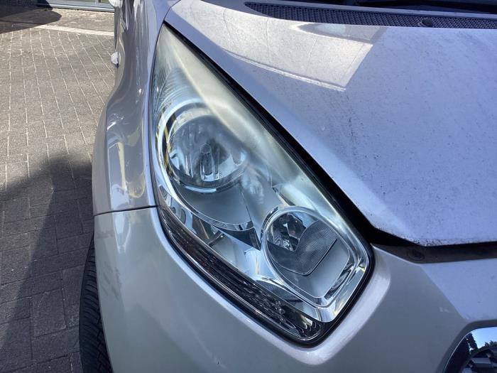 Używane Reflektor prawy Kia Venga 1.4 CVVT 16V Cena € 125,00 Procedura marży oferowane przez Gebr Opdam B.V.