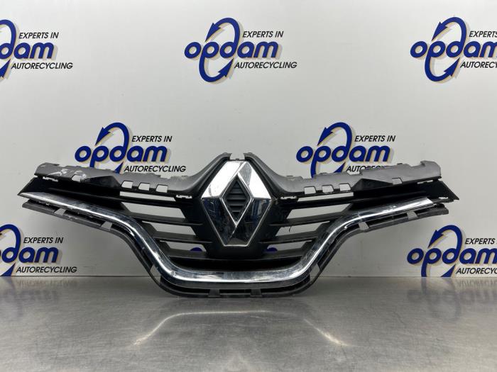 Używane Grill Renault Captur I (2R) 1.2 TCE 16V EDC Cena € 75,00 Procedura marży oferowane przez Gebr Opdam B.V.