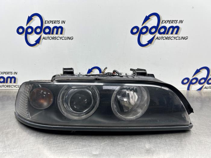 Używane Reflektor prawy BMW 5 serie (E39) 530i 24V Cena € 175,00 Procedura marży oferowane przez Gebr Opdam B.V.