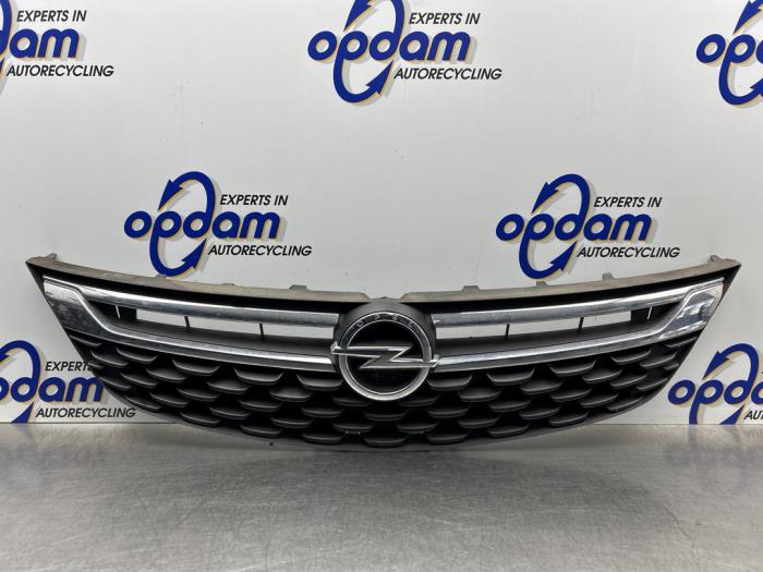 Używane Grill Opel Astra K Sports Tourer 1.0 Turbo 12V Cena € 250,00 Procedura marży oferowane przez Gebr Opdam B.V.